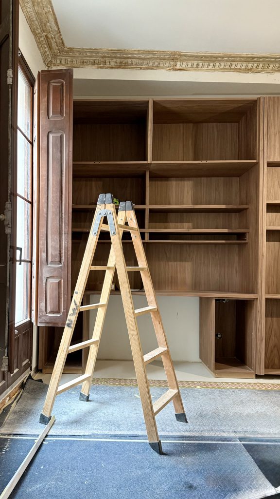 Equipo de montaje instalando carpinteria a medida para un estudio de interiorismo.