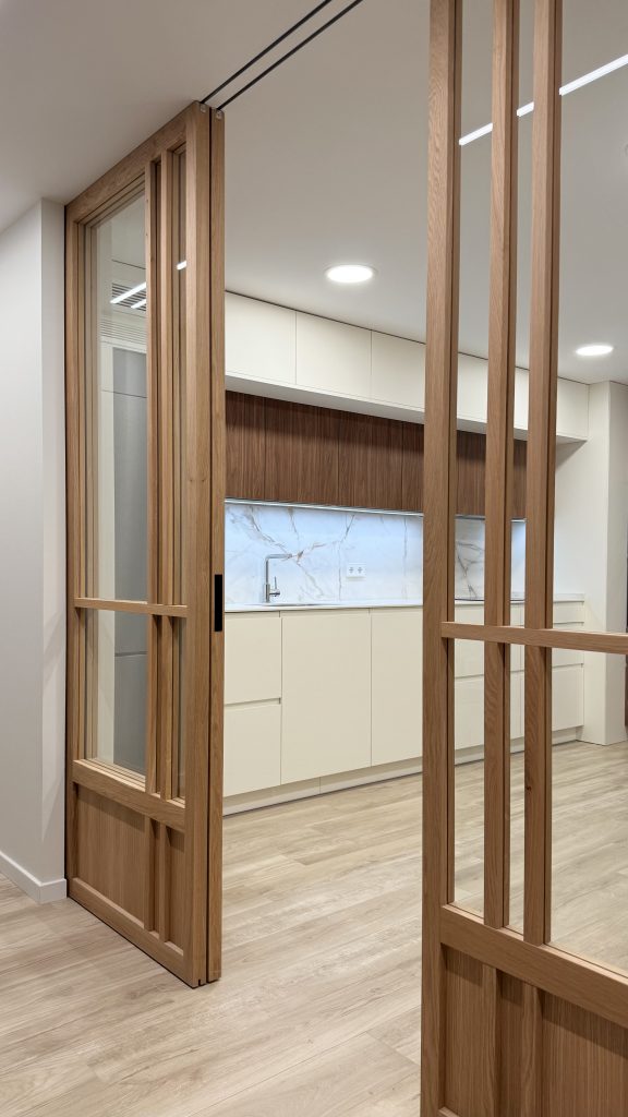 carpintería a medida para arquitectura e interiorismo cerramiento cocina-salon